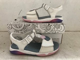Lot 1292  
            Marchington SR11 - Parcel Delivery Only 

                
PAIR OF CLARKS OSIAN CHARM KIDS SANDALS IN WHITE : SIZE 12 UK: LOCATION - CR8