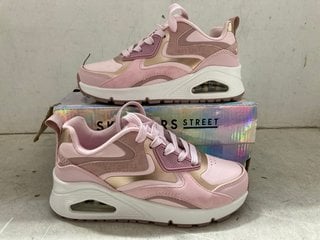 Lot 1294  
            Marchington SR11 - Parcel Delivery Only 

                
PAIR OF SKECHERS STREET LOS ANGELES UNO KIDS SHOES IN LIGHT PINK : SIZE 11.5 UK: ...