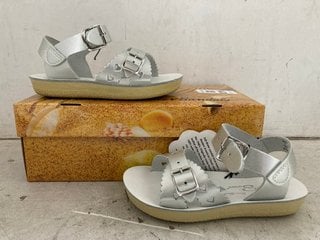 Lot 1295  
            Marchington SR11 - Parcel Delivery Only 

                
PAIR OF SUN-SAN SALT WATER KIDS SANDALS IN SILVER : SIZE 7 UK: LOCATION - CR8
