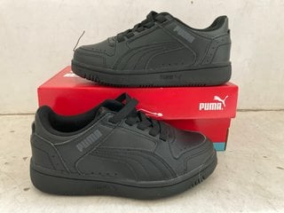 Lot 1296  
            Marchington SR11 - Parcel Delivery Only 

                
PAIR OF PUMA REBOUND JUNIOR KIDS TRAINERS IN BLACK/DARK SHADOW : SIZE 11 UK: LOCA...