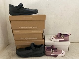 Lot 1297  
            Marchington SR11 - Parcel Delivery Only 

                
3 X PAIRS OF START RITE CLASSROOM KIDS SHOES IN BLACK LEATHER : SIZES 10M, 11W, &...