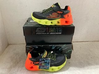 Lot 1298  
            Marchington SR11 - Parcel Delivery Only 

                
2 X PAIRS OF SKECHERS LIGHTS VORTEX KIDS SHOES IN BLACK MULTI : SIZES 11.5 & 1.5 ...