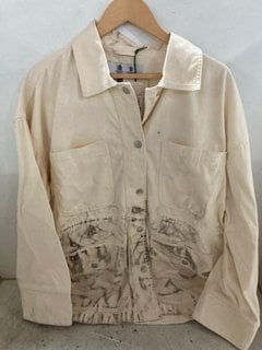 Lot 1301  
            Marchington SR11 - Parcel Delivery Only 

                
BARBOUR IVES JACKET IN NATURAL SIZE 18 - ORIGINAL RRP £179: LOCATION - CR8