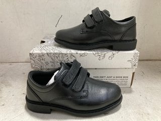 Lot 1303  
            Marchington SR11 - Parcel Delivery Only 

                
PAIR OF CLARKS SCALA PACE KIDS SHOES IN BLACK LEATHER : SIZE 8.5 UK: LOCATION - CR10