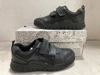 Lot 1304  
            Marchington SR11 - Parcel Delivery Only 

                
PAIR OF CLARKS SCOOTER SPEED KIDS SHOES IN BLACK LEATHER : SIZE 11 UK: LOCATION -...