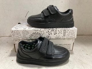 Lot 1305  
            Marchington SR11 - Parcel Delivery Only 

                
PAIR OF CLARKS GOAL STYLE KIDS SHOES IN BLACK LEATHER : SIZE 8.5 UK: LOCATION - CR11