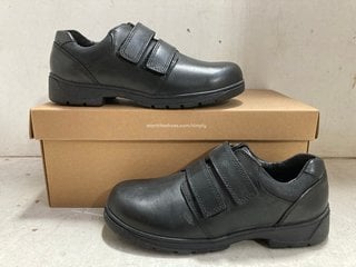 Lot 1306  
            Marchington SR11 - Parcel Delivery Only 

                
PAIR OF START RITE SUBJECT KIDS SHOES IN BLACK LEATHER : SIZE 1W UK: LOCATION - CR11