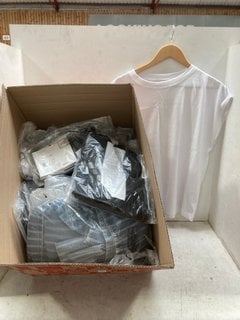 Lot 1339  
            Marchington SR11 - Parcel Delivery Only 

                
QTY OF ASSORTED WOMENS JOHN LEWIS & PARTNERS CLOTHING ITEMS TO INCLUDE YAS FLORIN...