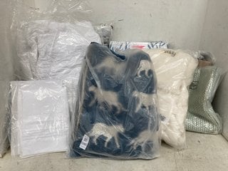 Lot 1340  
            Marchington SR11 - Parcel Delivery Only 

                
QTY OF ASSORTED HOUSEHOLD ITEMS TO INCLUDE BEDECK OF BELFAST 200 THREAD COUNT QUI...