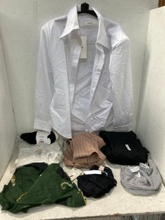 Lot 1387  
            Marchington SR11 - Parcel Delivery Only 

                
QTY OF ASSORTED WOMENS CLOTHING ITEMS TO INCLUDE OLIVE LEOPARD PYJAMA SET - UK 12...