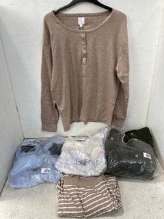 Lot 1393  
            Marchington SR11 - Parcel Delivery Only 

                
4 X ASSORTED CLOTHING ITEMS TO INCLUDE BARBOUR LONG SLEEVE FLEECE IN KHAKI - UK 1...