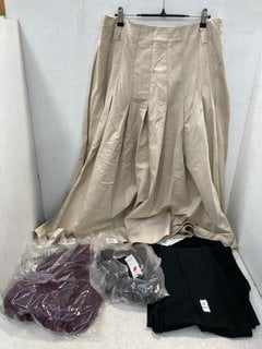 Lot 1404  
            Marchington SR11 - Parcel Delivery Only 

                
4 X ASSORTED CLOTHING ITEMS TO INCLUDE RALPH LAUREN FALL 24 GOWN IN PURPLE - UK 8...