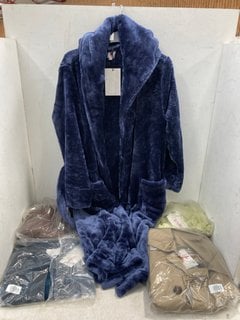 Lot 1411  
            Marchington SR11 - Parcel Delivery Only 

                
QTY OF ASSORTED CLOTHING ITEMS TO INCLUDE JOHN LEWIS & PARTNERS CECE ROBE IN NAVY...