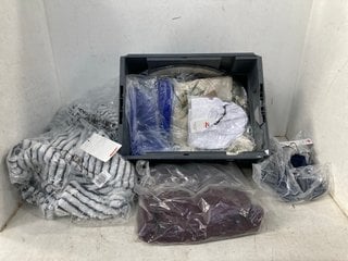Lot 1422  
            Marchington SR11 - Parcel Delivery Only 

                
QTY OF ASSORTED WOMENS CLOTHING ITEMS TO INCLUDE JOHN LEWIS & PARTNERS RIB FROSTE...
