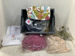 Lot 1424  
            Marchington SR11 - Parcel Delivery Only 

                
QTY OF ASSORTED WOMENS CLOTHING ITEMS TO INCLUDE JOHN LEWIS & PARTNERS COTCASH CA...