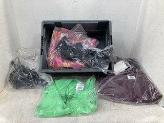 Lot 1427  
            Marchington SR11 - Parcel Delivery Only 

                
QTY OF ASSORTED WOMENS CLOTHING ITEMS TO INCLUDE JOHN LEWIS & PARTNERS BATWING KN...