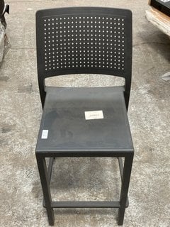 Lot 105  
            Marchington SR16 - Delivery or Collection 

                
DINING CHAIR IN GREY: LOCATION - B6
