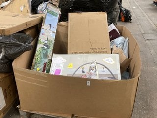 Lot 124  
            Marchington SR16 - Delivery or Collection 

                
PALLET OF ASSORTED HOUSEHOLD ITEMS TO INCLUDE BOSCH EASY HEDGE CUT 18V CORDLESS H...