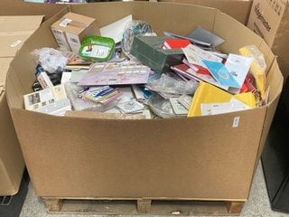 Lot 39  
            Marchington SR16 - Delivery or Collection 

                
PALLET OF ASSORTED ITEMS TO INCLUDE ELECTRIC KITCHEN SCALE - MODEL: EK356OH: LOCA...