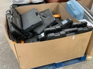 Lot 99  
            Marchington SR16 - Delivery or Collection 

                
PALLET OF ASSORTED HARDWARE ITEMS TO INCLUDE 8 PIECE 1/2" DRIVE IMPACT TORX SET: ...
