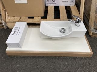 Lot 1002  
            Marchington SR19 - Delivery or Collection 

                
820 X 355MM WHITE COUNTERTOP WITH GREY SHELF SUPPORT BRACKETS & CERAMIC STH COUNT...
