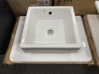Lot 1140  
            Marchington SR19 - Collection 

                
(COLLECTION ONLY) WHITE COUNTER TOP WITH A CERAMIC VESSEL BASIN 370MM2 - RRP £285...