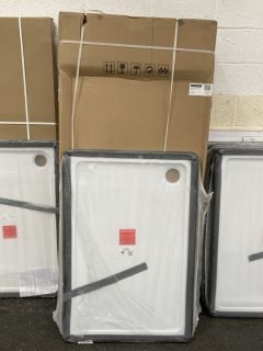 Lot 1208  
            Marchington SR19 - Collection 

                
(COLLECTION ONLY) CLEAR GLASS SILVER FRAMED 900 X 1900MM SHOWER PANEL WITH A PEAR...