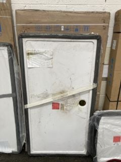 Lot 1222  
            Marchington SR19 - Collection 

                
(COLLECTION ONLY) CLEAR GLASS SILVER FRAMED 1000 X 1900MM SHOWER PANEL WITH A PEA...
