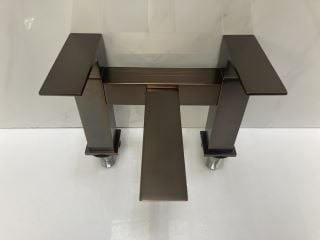 Lot 789  
            Marchington SR19 - Delivery or Collection 

                
DECK MOUNTED BATH FILLER IN BRUSHED BRONZE EFFECT - RRP £305: LOCATION - RACKING 3