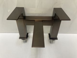 Lot 790  
            Marchington SR19 - Delivery or Collection 

                
DECK MOUNTED BATH FILLER IN BRUSHED BRONZE EFFECT - RRP £305: LOCATION - RACKING 3
