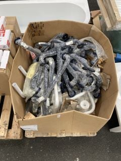 Lot 966  
            Marchington SR19 - Delivery or Collection 

                
PALLET OF ASSORTED ITEMS TO INCLUDE A QTY OF ASSORTED ARMITAGE SHANKS GRAB RAILS ...