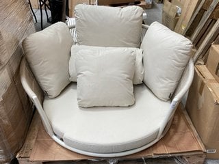 Lot 265  
            Marchington SR11 - Delivery or Collection 

                
COX & COX LARGE ROUND RATTAN LOVESEAT IN NATURAL: LOCATION - D1