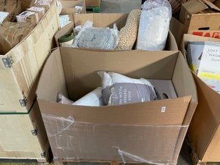 Lot 418  
            Marchington SR11 - Delivery or Collection 

                
PALLET OF ASSORTED ITEMS TO INCLUDE JOHN LEWIS & PARTNERS DUCK FEATHER PILLOW PAI...