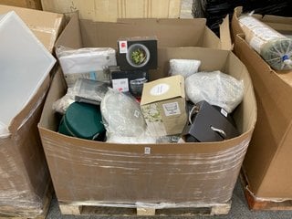 Lot 434  
            Marchington SR11 - Delivery or Collection 

                
PALLET OF ASSORTED ITEMS TO INCLUDE JOHN LEWIS & PARTNERS 2.5L SALAD SPINNER: LOC...