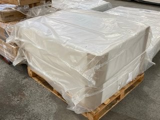 Lot 450  
            Marchington SR11 - Delivery or Collection 

                
SET OF NON-SPRUNG 2 DRAWER SMALL DOUBLE DIVAN BASE SET IN WHITE: LOCATION - B6