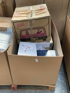 Lot 470  
            Marchington SR11 - Delivery or Collection 

                
QTY OF ASSORTED ITEMS TO INCLUDE JOHN LEWIS & PARTNERS GLASS KETTLE: LOCATION - A6