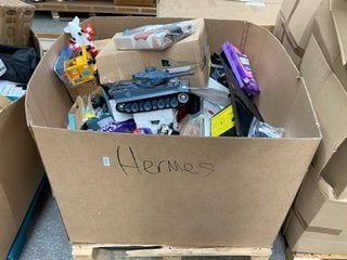 Lot 516  
            Marchington SR11 - Delivery or Collection 

                
PALLET OF ASSORTED ITEMS TO INCLUDE PAIR OF CONVERSE CHUNKY SOLE HI-TOP SHOES IN ...