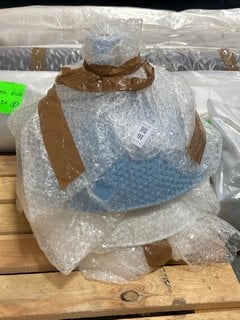 Lot 91  
            Marchington SR11 - Delivery or Collection 

                
3 X ASSORTED CEILING PENDANT LIGHTS TO INCLUDE CEILING PENDANT LIGHT IN WHITE: LO...