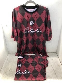 Lot 1010  
            Marchington SR13 - Parcel Delivery Only 

                
2 X PELLADOR LOGO FOOTBALL SHIRTS IN BURGUNDY MULTI-UK SIZE XL: LOCATION - C16
