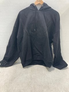 Lot 1035  
            Marchington SR13 - Parcel Delivery Only 

                
PELLADOR TRISKELE APPLIQUE HOODIE IN BLACK-UK SIZE L: LOCATION - C15