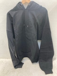 Lot 1043  
            Marchington SR13 - Parcel Delivery Only 

                
PELLADOR TRISKELE APPLIQUE HOODIE IN BLACK-UK SIZE XL: LOCATION - C15