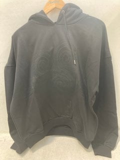 Lot 1044  
            Marchington SR13 - Parcel Delivery Only 

                
PELLADOR TRISKELE APPLIQUE HOODIE IN BLACK-UK SIZE L: LOCATION - C15