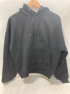 Lot 1045  
            Marchington SR13 - Parcel Delivery Only 

                
PELLADOR TRISKELE APPLIQUE HOODIE IN BLACK-UK SIZE S: LOCATION - C15