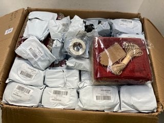 Lot 1065  
            Marchington SR13 - Parcel Delivery Only 

                
QTY OF CHRISTMAS WOVEN GIFT BAGS IN RED AND GOLD TO INCLUDE QTY OF CHRISTMAS WRAP...