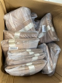 Lot 1122  
            Marchington SR13 - Parcel Delivery Only 

                
QTY OF LEIKEDUN BEACH TOTE BAGS TO INCLUDE QTY OF 24 CHRISTMAS DECORATION PACKS: ...