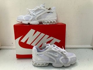 Lot 1127  
            Marchington SR13 - Parcel Delivery Only 

                
NIKE AIR ZOOM SPIRIDON CAGE 2 WHITE TRAINERS - UK SIZE: 8: LOCATION - C11