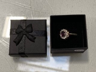Lot 1128  
            Marchington SR13 - Parcel Delivery Only 

                
AN ANTIQUE SILVER COLOURED AGATE SET RING, BOXED: LOCATION - C11