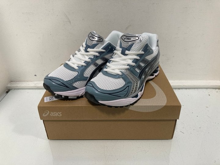 Lot 1152  
            Marchington SR13 - Parcel Delivery Only 

                
ASICS GEL-KAYANO 14 WHITE / FJORD GREY TRAINERS - UK SIZE: 8 - ORIGINAL RRP: £239...