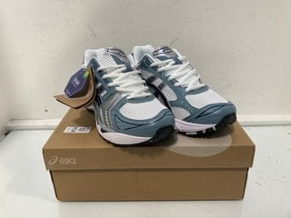 Lot 1154  
            Marchington SR13 - Parcel Delivery Only 

                
ASICS GEL-KAYANO 14 WHITE / FJORD GREY TRAINERS - UK SIZE: 8 - ORIGINAL RRP: £239...
