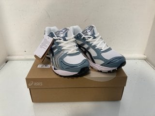 Lot 1155  
            Marchington SR13 - Parcel Delivery Only 

                
ASICS GEL-KAYANO 14 WHITE / FJORD GREY TRAINERS - UK SIZE: 8 - ORIGINAL RRP: £239...